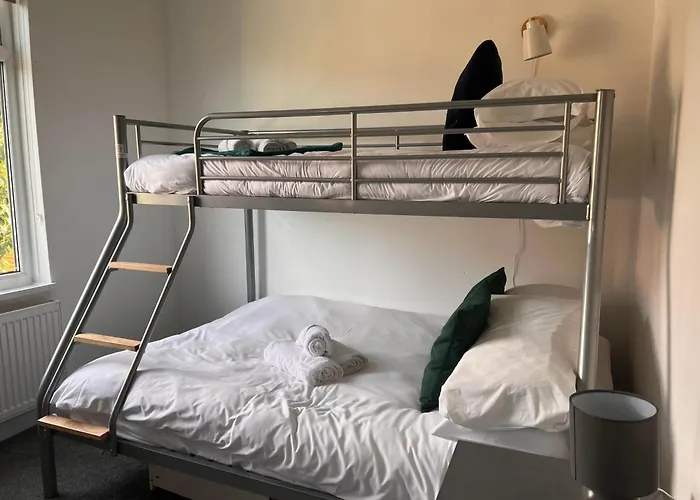 Pass The Keys Old Trafford 4-Bedroom Retreat Near Manchester United & City Centre - Family-Friendly