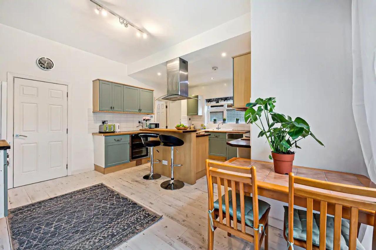Pass The Keys Old Trafford 4-bedroom Retreat Near United & Centre - Family-friendly Casa de Férias Manchester