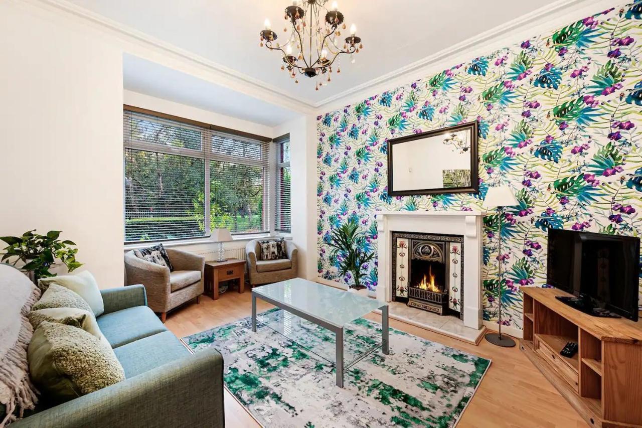 Pass The Keys Old Trafford 4-bedroom Retreat Near United & Centre - Family-friendly Casa de Férias