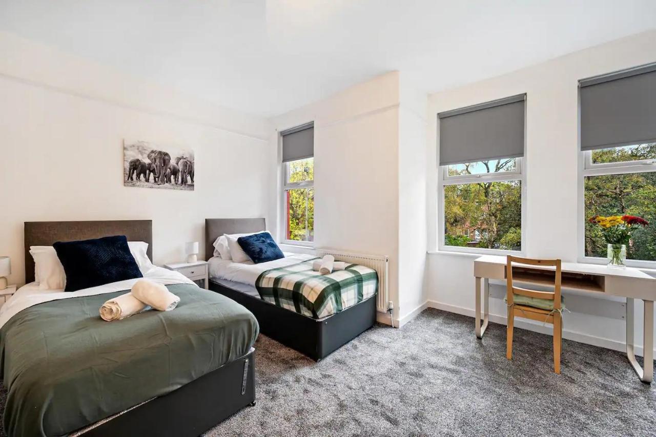 Pass The Keys Old Trafford 4-bedroom Retreat Near United & Centre - Family-friendly Casa de Férias Manchester