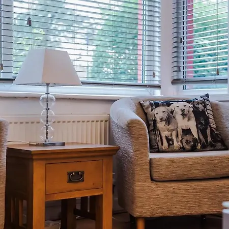 Pass The Keys Old Trafford 4-Bedroom Retreat Near Manchester United & City Centre - Family-Friendly Exterior photo