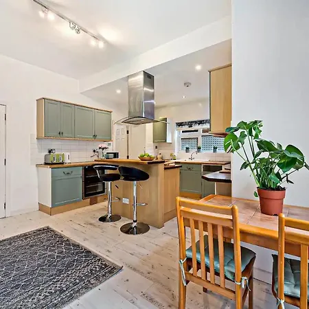 Pass The Keys Old Trafford 4-Bedroom Retreat Near Manchester United & City Centre - Family-Friendly Exterior photo
