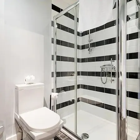 Pass The Keys Old Trafford 4-Bedroom Retreat Near Manchester United & City Centre - Family-Friendly Exterior photo