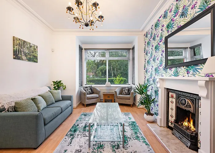 Pass The Keys Old Trafford 4-Bedroom Retreat Near Manchester United & City Centre - Family-Friendly