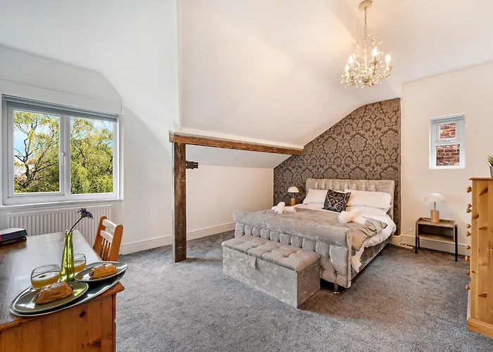 Pass The Keys Old Trafford 4-Bedroom Retreat Near Manchester United & City Centre - Family-Friendly