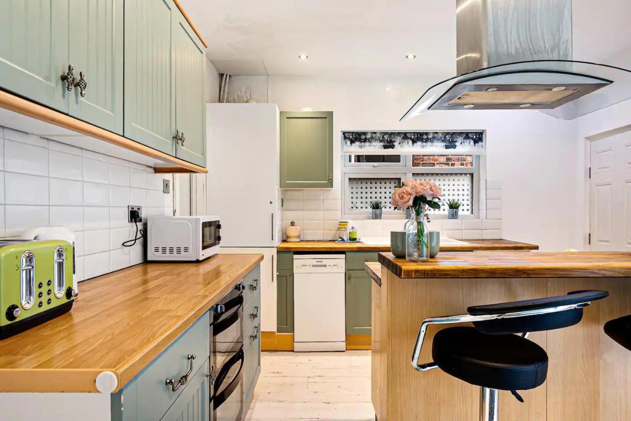 Pass The Keys Old Trafford 4-bedroom Retreat Near United & Centre - Family-friendly Манчестер
