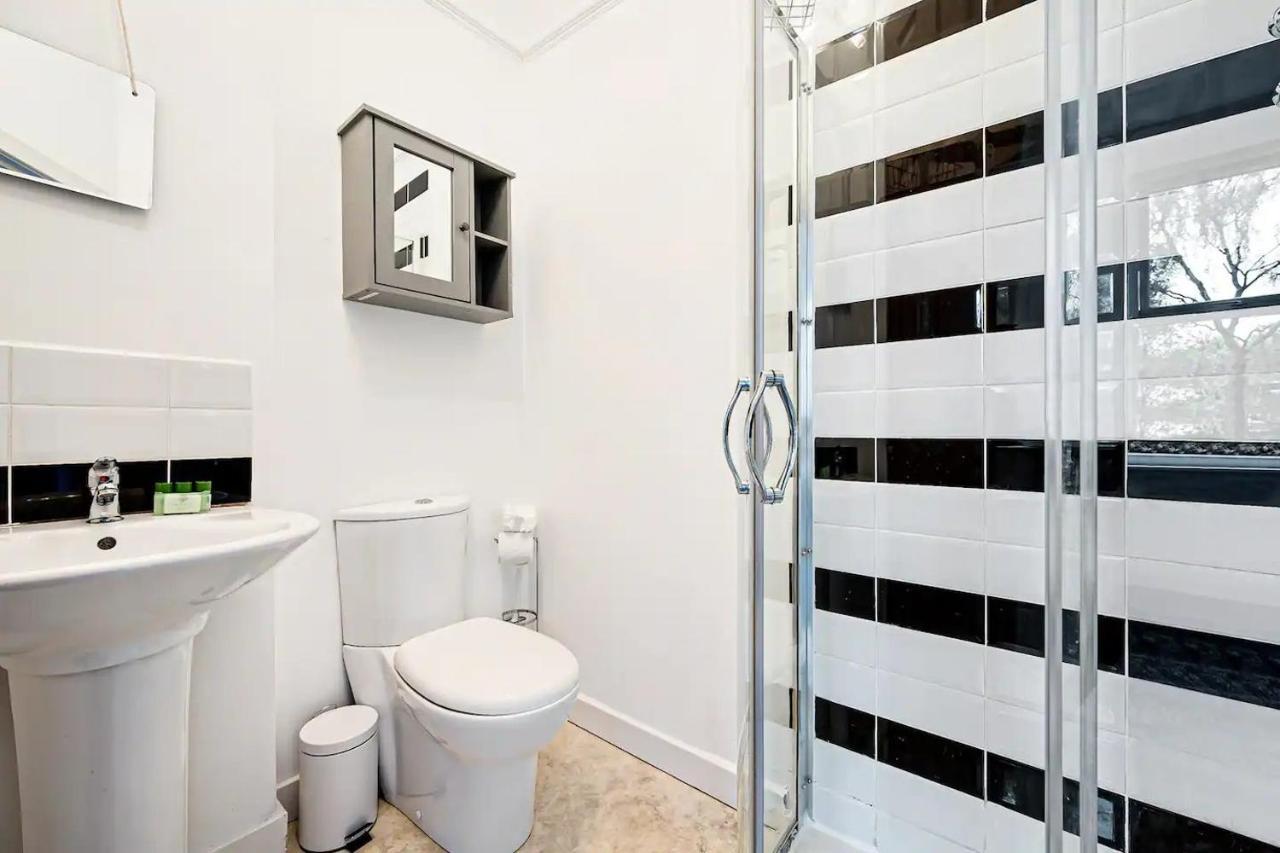 Pass The Keys Old Trafford 4-bedroom Retreat Near United & Centre - Family-friendly * Манчестер