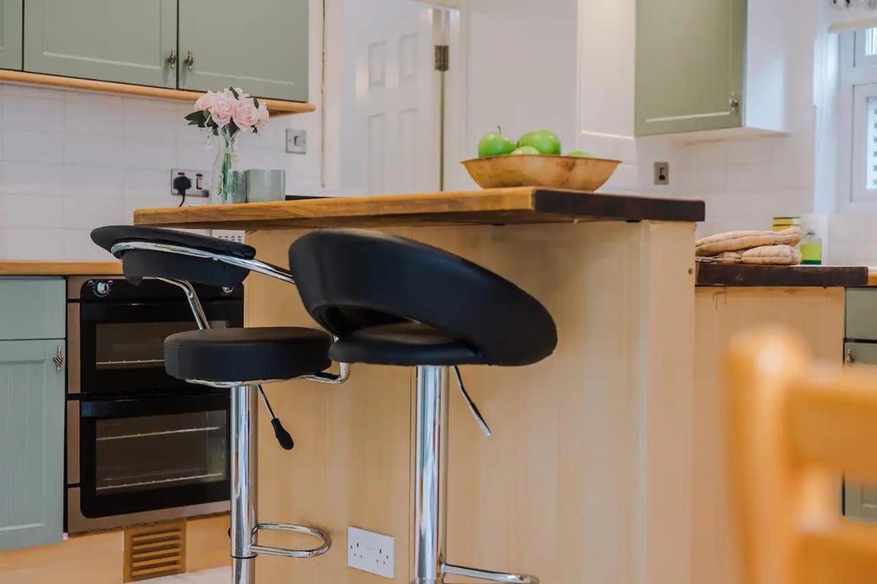 Дом отдыха Pass The Keys Old Trafford 4-bedroom Retreat Near United & Centre - Family-friendly *