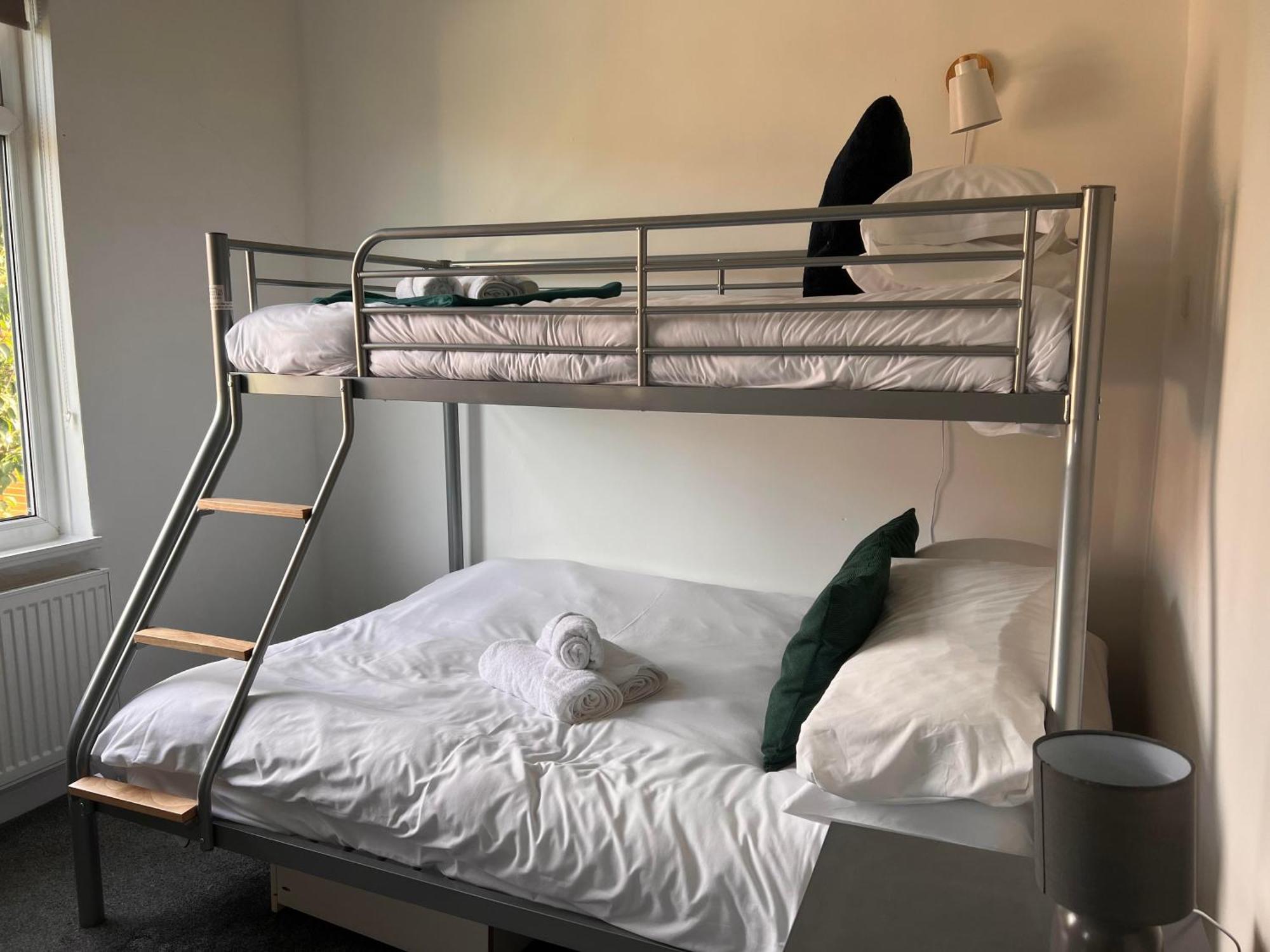 Дом отдыха Pass The Keys Old Trafford 4-bedroom Retreat Near United & Centre - Family-friendly *